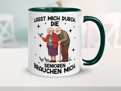 Senioren brauchen mich | Altenpflege Pflegekraft lustiger Spruch Geschenk Humor