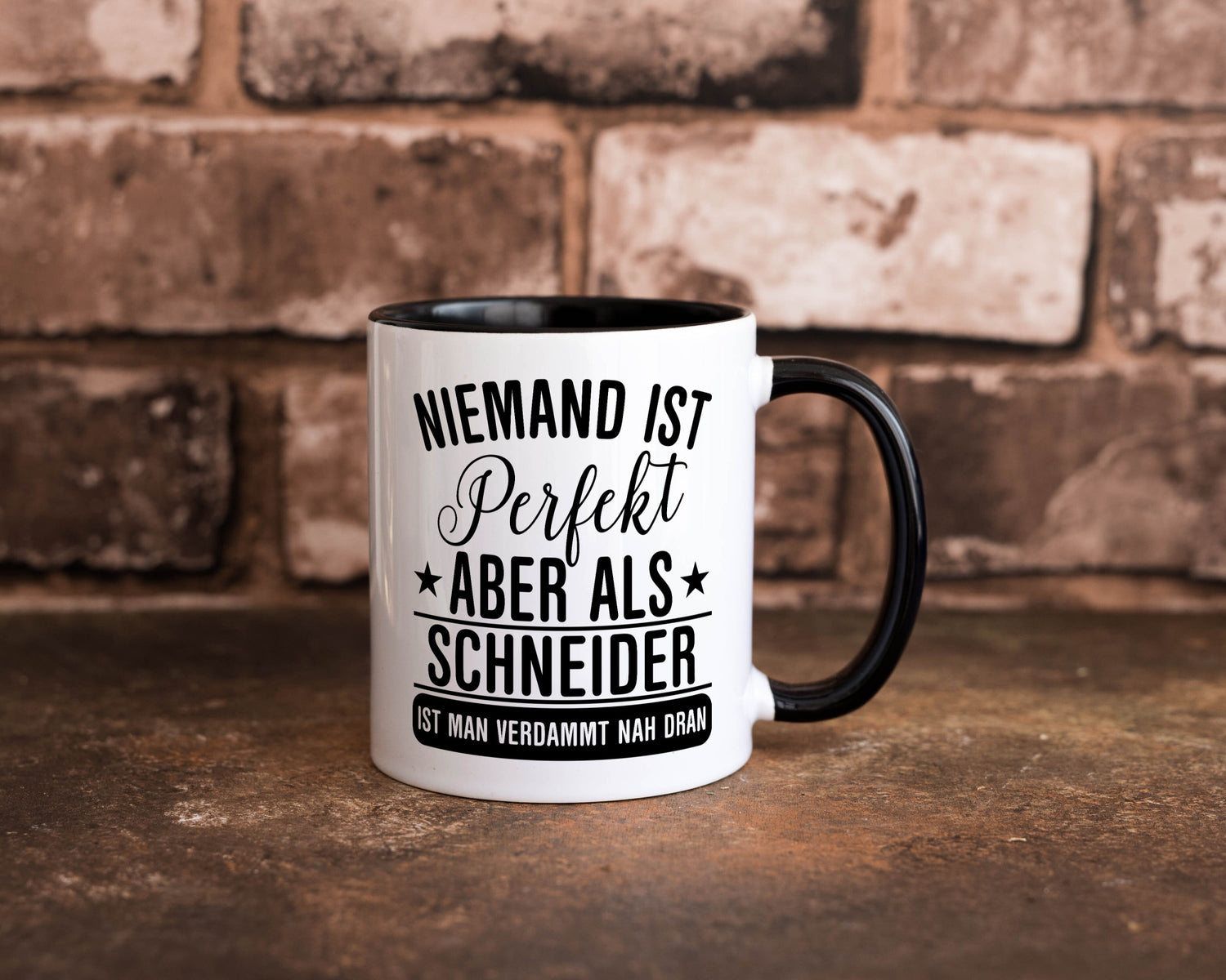 Verdammt nah dran: Schneider | Beruf Schneiderei Geschenkidee Arbeit Kollegen