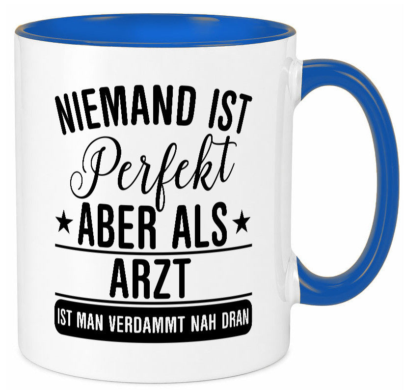 Verdammt nah dran: Arzt | Medizin Doktor Facharzt lustiger Spruch Geschenk Tasse