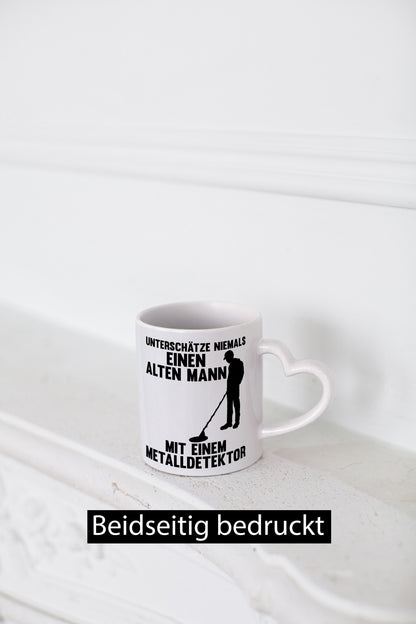 Unterschätze keinen Mann mit Metalldetektor | Geschenkidee Humor Tasse
