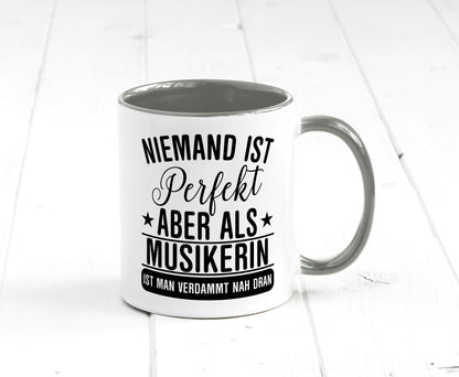 Verdammt nah dran: Musikerin | Musik Musikantin Geschenkidee Humor Tasse