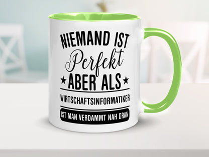 Verdammt nah dran: Wirtschaftsinformatiker | Informatik Humor Geschenkidee Tasse