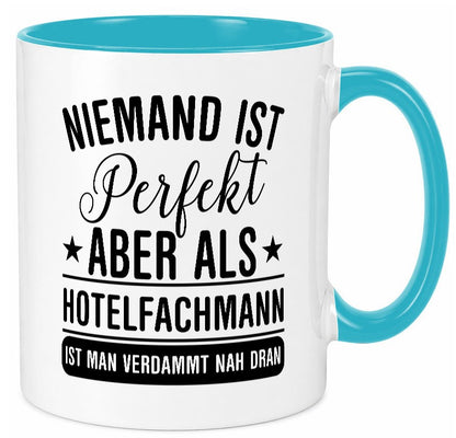 Verdammt nah dran: Hotelfachmann |Hotel Geschenk Humor Geschenkidee lustiger Tasse