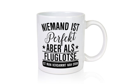 Verdammt nah dran: Fluglotse | Flugverkehr Flughafen Geschenkidee Humor Tasse