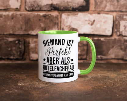 Verdammt nah dran: Hotelfachfrau | Hotel Humor Geschenkidee Tasse