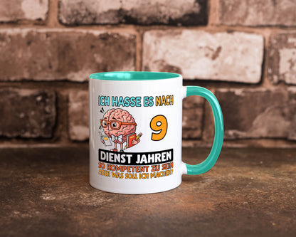 9 Dienstjahre | Arbeit Kompetent Humor Kollegen Büro Geschenkidee Tasse