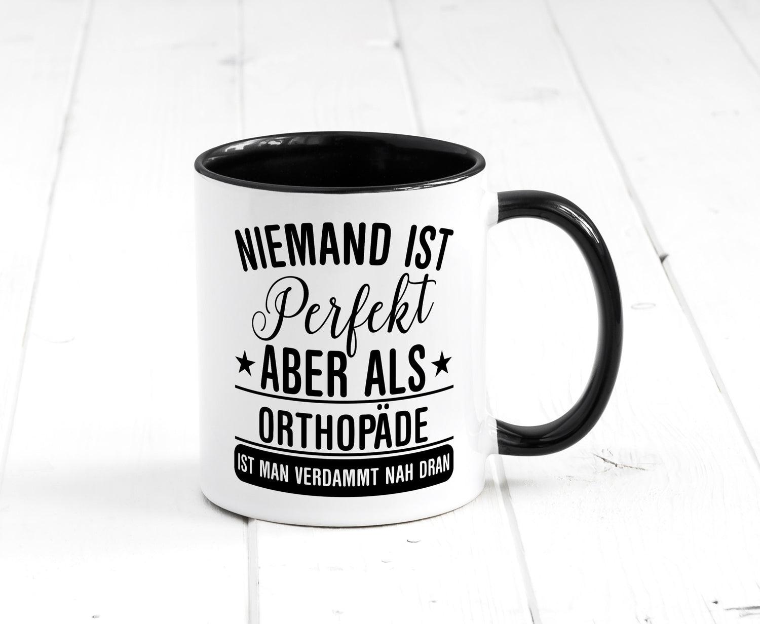 Verdammt nah dran: Orthopäde | Orthopädie Geschenkidee Humor Tasse