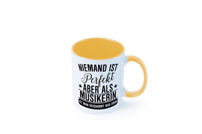 Verdammt nah dran: Musikerin | Musik Musikantin Geschenkidee Humor Tasse