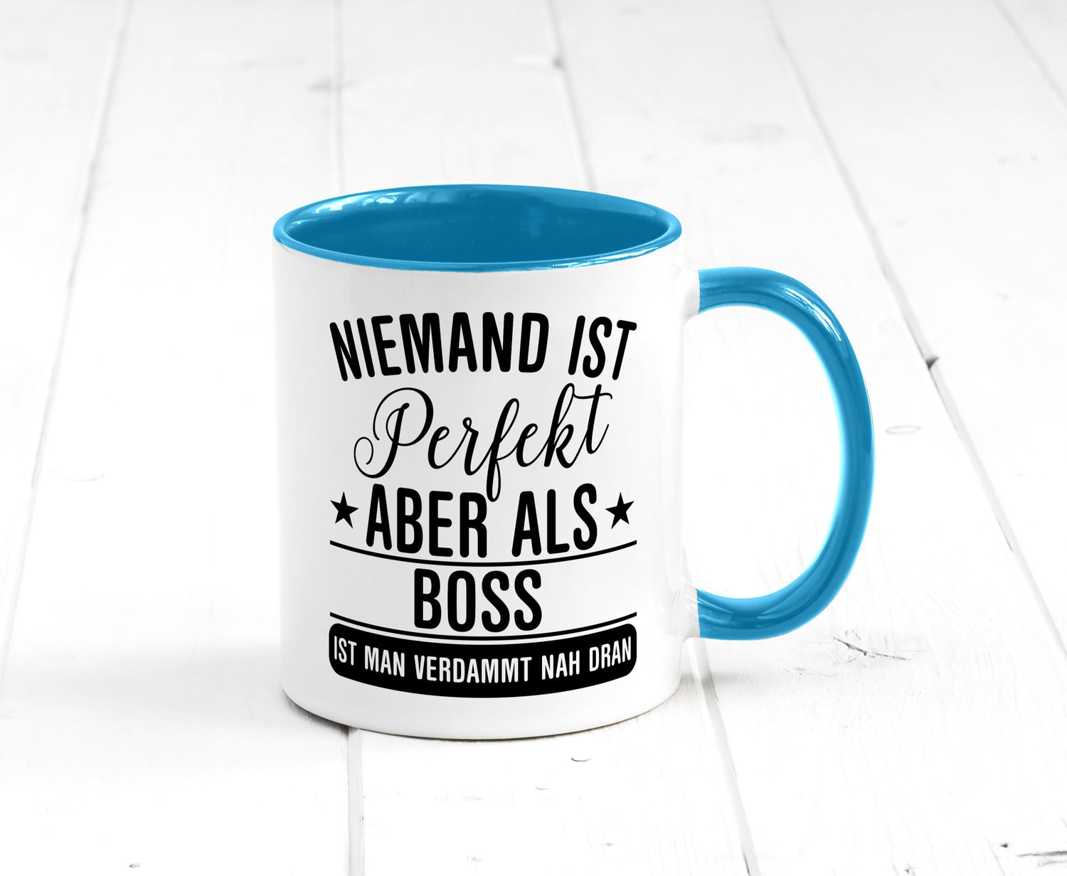 Verdammt nah dran: Boss | Führungskraft Vorgesetzter Humor Geschenkidee Tasse
