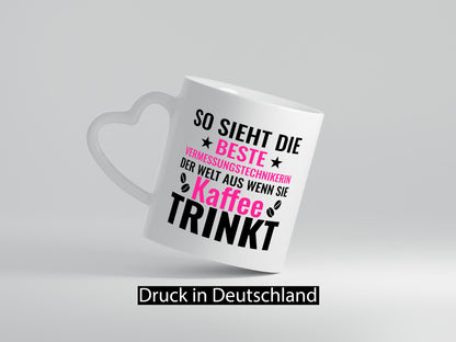 Kaffee trinkt: Vermessungstechnikerin | Techniker Geschenkidee Humor Tasse