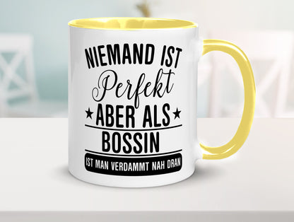 Verdammt nah dran: Bossin | Führungskraft Vorgesetzte Humor Geschenkidee Tasse