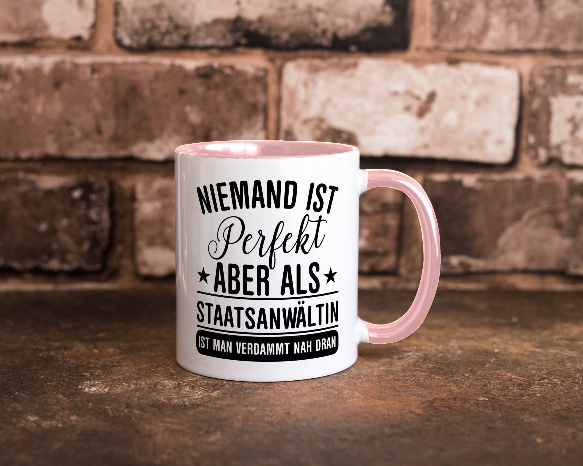 Verdammt nah dran: Staatsanwältin | Anwältin lustiger Spruch Geschenk Humor