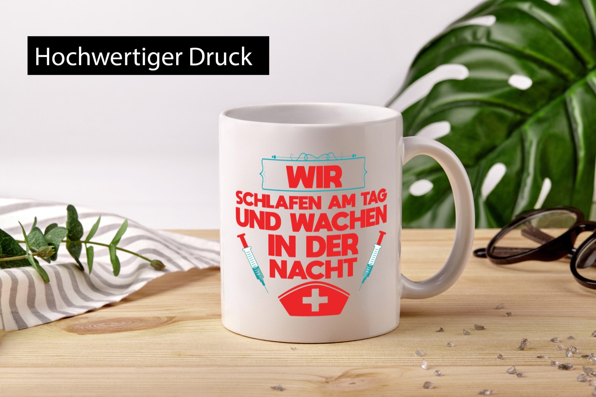 Wir schlafen am Tag | Krankenschwester Nachtschicht Humor Geschenkidee Tasse