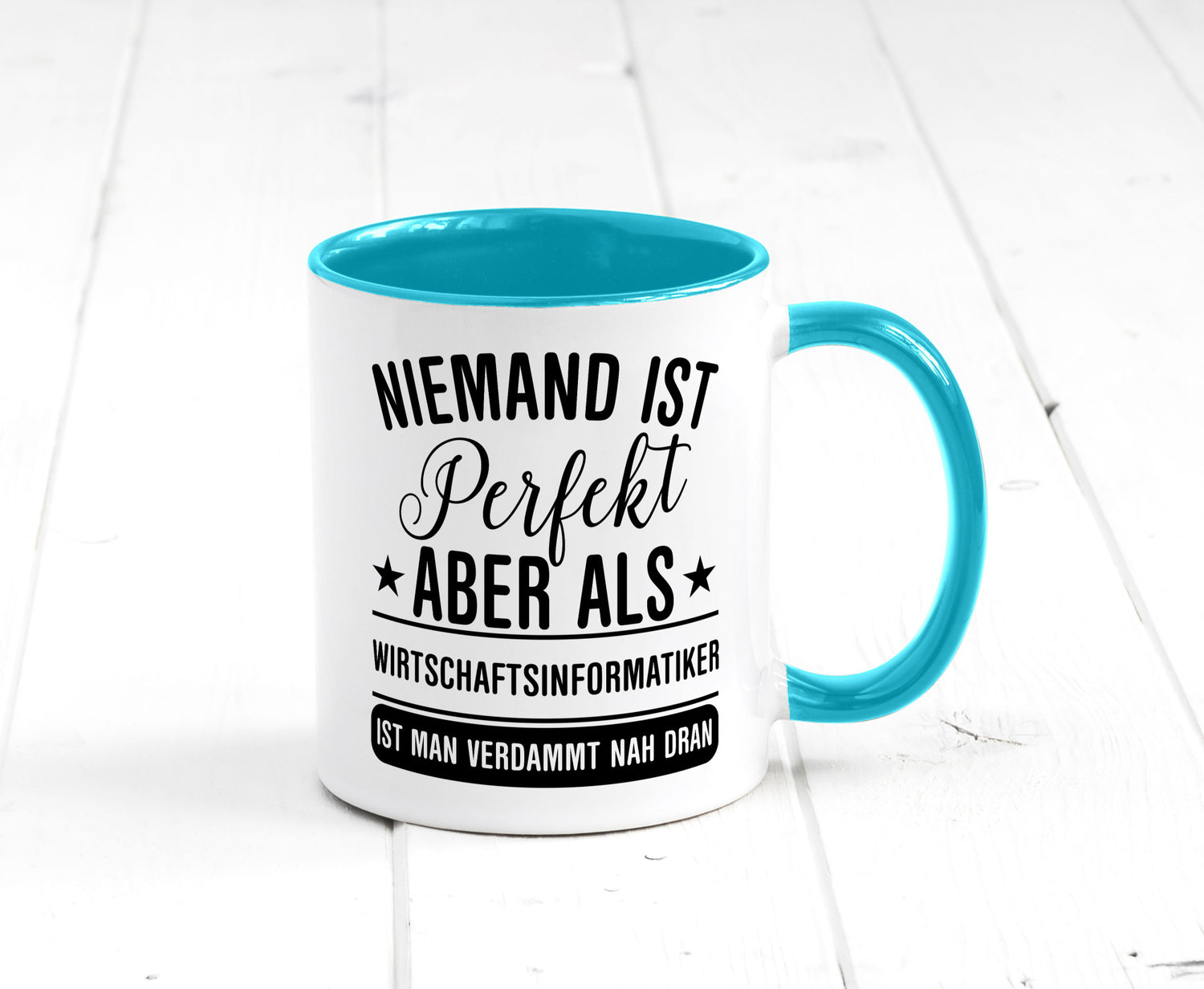 Verdammt nah dran: Wirtschaftsinformatiker | Informatik Humor Geschenkidee Tasse