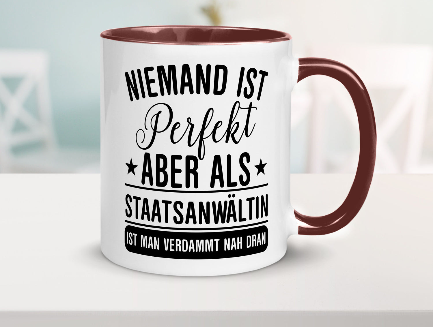 Verdammt nah dran: Staatsanwältin | Anwältin lustiger Spruch Geschenk Humor