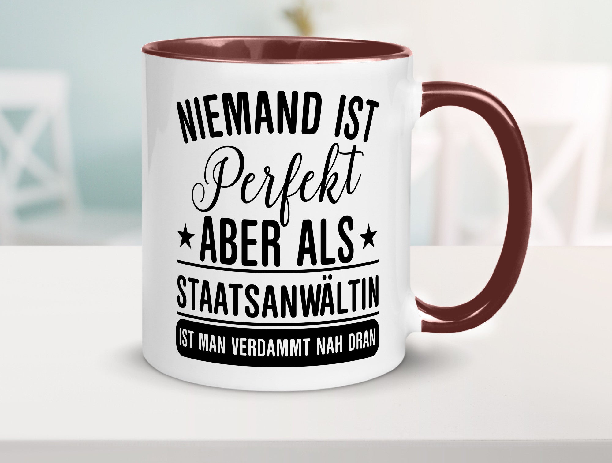 Verdammt nah dran: Staatsanwältin | Anwältin lustiger Spruch Geschenk Humor