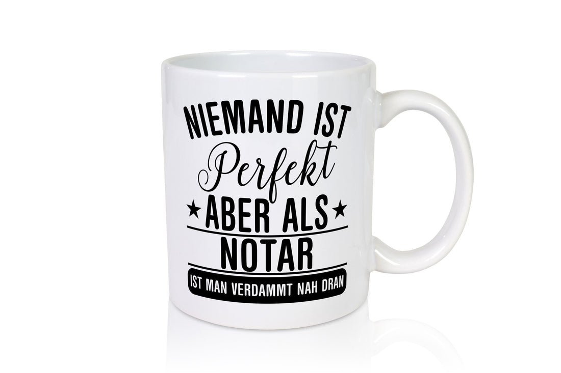 Verdammt nah dran: Notar | Jurist lustiger Spruch Geschenk Humor Geschenkidee Tasse