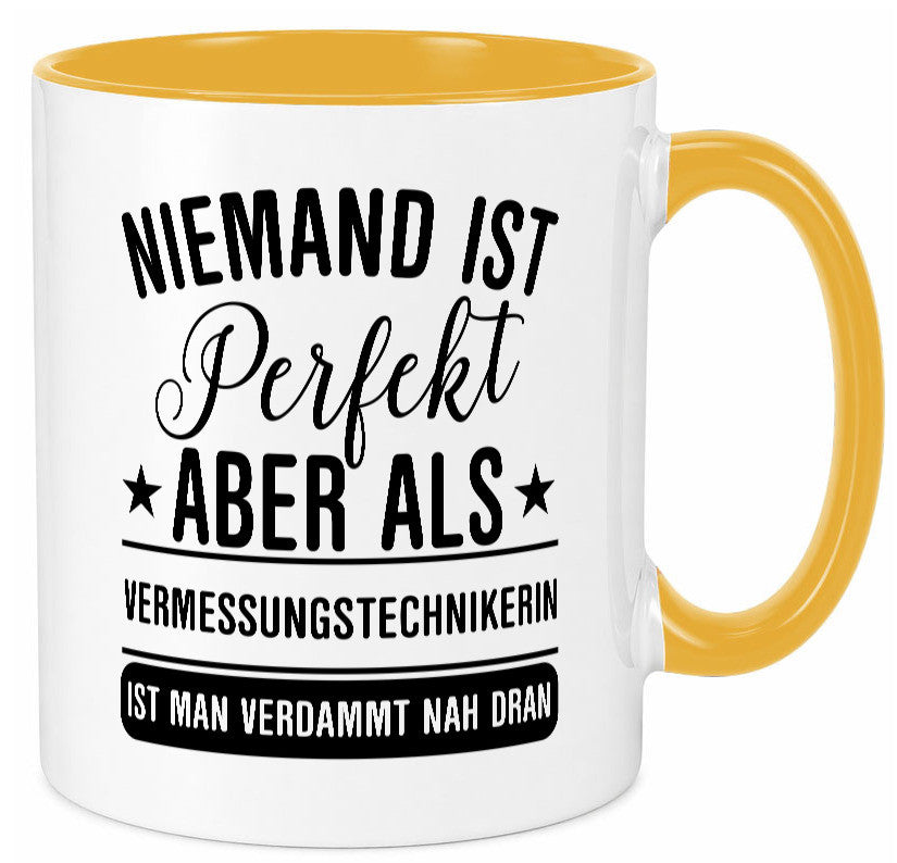 Verdammt nah dran: Vermessungstechnikerin | Techniker lustig Humor Geschenkidee Tasse