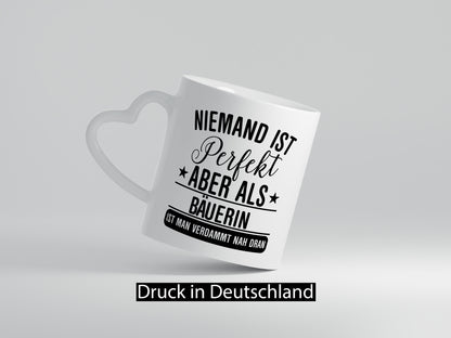 Verdammt nah dran: Bäuerin | Bauernhof Landwirtschaft lustiger Spruch Geschenk