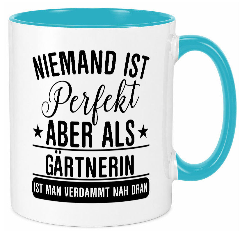 Verdammt nah dran: Gärtnerin | Gartenbau lustig Humor Geschenkidee Geschenk