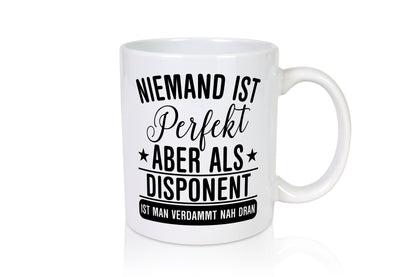 Verdammt nah dran: Disponent | Zuteiler Geschenk Humor Geschenkidee lustiger