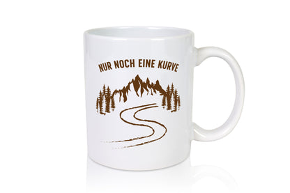 Nur noch eine Kurve | Weg Berge Bäume Geschenkidee Humor Tasse