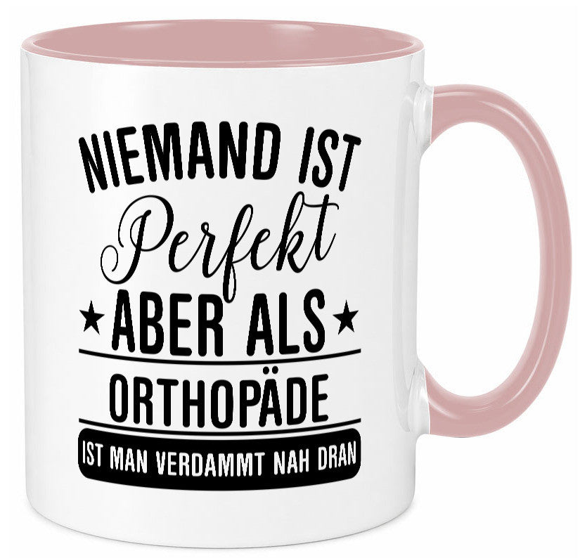 Verdammt nah dran: Orthopäde | Orthopädie Geschenkidee Humor Tasse