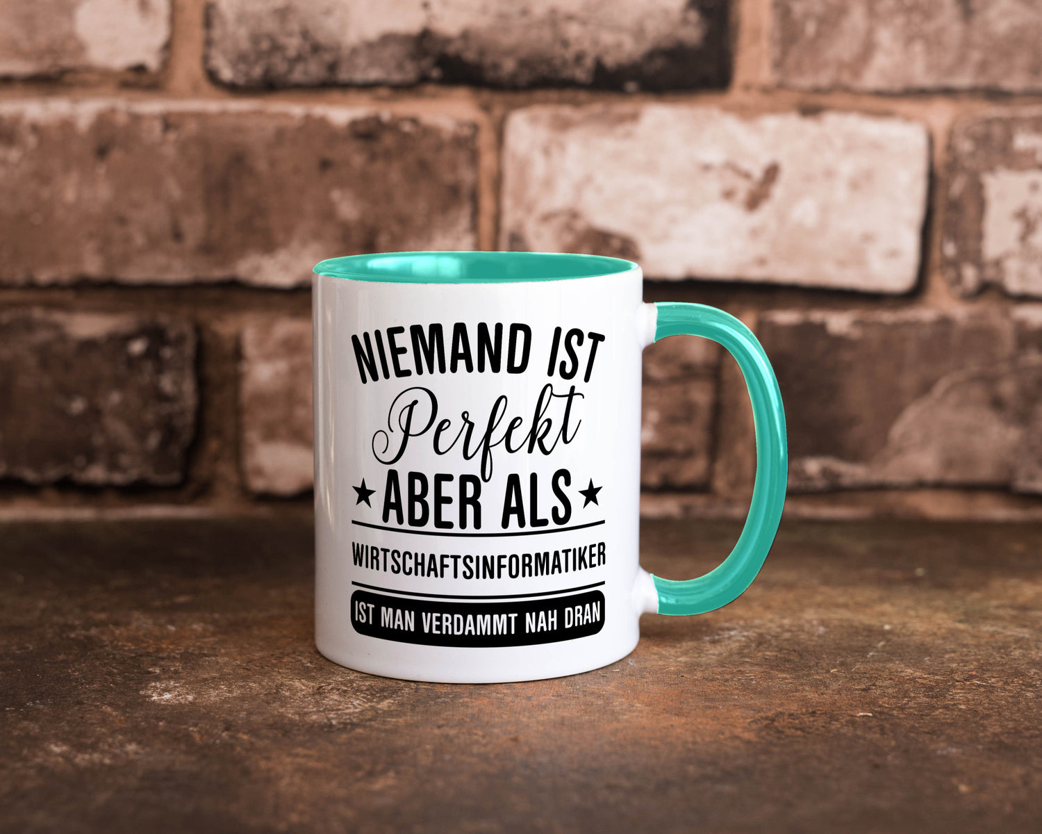Verdammt nah dran: Wirtschaftsinformatiker | Informatik Humor Geschenkidee Tasse