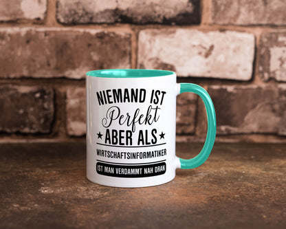 Verdammt nah dran: Wirtschaftsinformatiker | Informatik Humor Geschenkidee Tasse