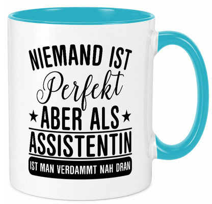 Verdammt nah dran: Assistentin | Assistenz Hilfskraft lustiger Spruch Geschenk