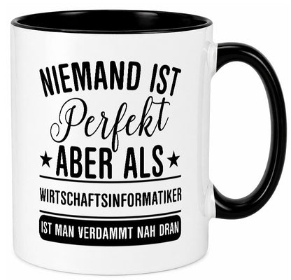 Verdammt nah dran: Wirtschaftsinformatiker | Informatik Humor Geschenkidee Tasse