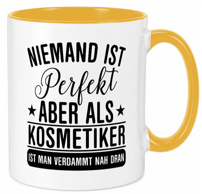 Verdammt nah dran: Kosmetiker | Kosmetik Stylist Geschenkidee Humor Tasse