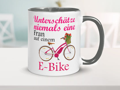 Unterschätze niemals eine Frau | E-Bike Sport Rad fahren lustig Humor