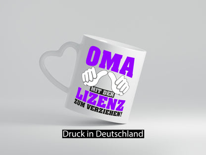 Oma mit Lizenz | Spruch Großmutter lustig Familie Geschenkidee Geschenk Tasse