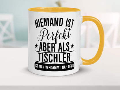 Verdammt nah dran: Tischler | Handwerk Beruf Tischlerei lustig Arbeit Kollegen