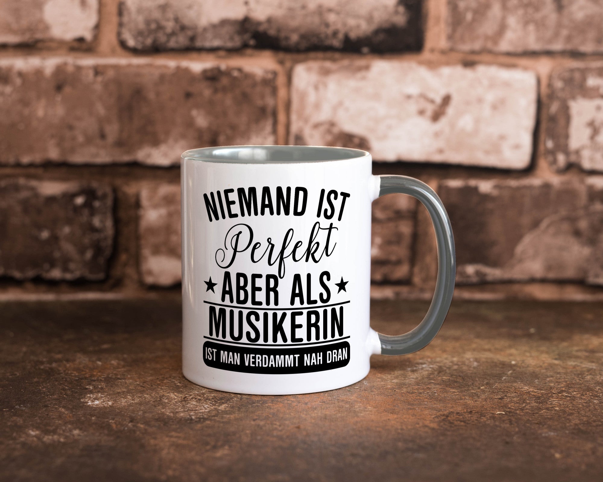 Verdammt nah dran: Musikerin | Musik Musikantin Geschenkidee Humor Tasse