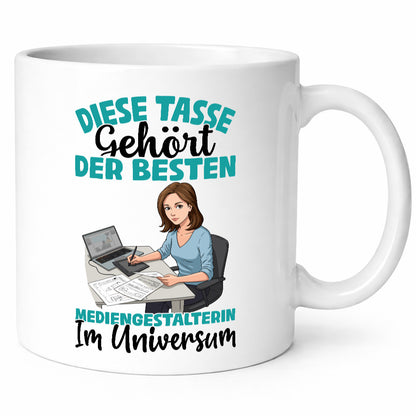 Im Universum: Mediengestalterin | Medien Geschenkidee Humor Tasse