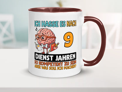 9 Dienstjahre | Arbeit Kompetent Humor Kollegen Büro Geschenkidee Tasse