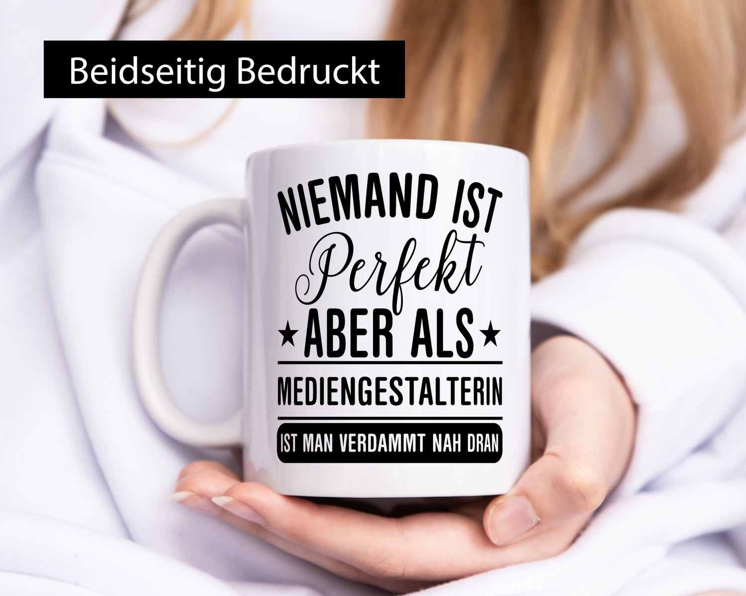 Verdammt nah dran: Mediengestalterin | Medien Geschenkidee Humor Tasse