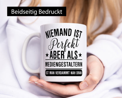 Verdammt nah dran: Mediengestalterin | Medien Geschenkidee Humor Tasse