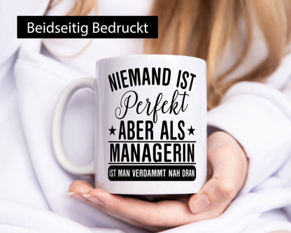 Verdammt nah dran: Managerin | Management Geschenkidee Humor Tasse