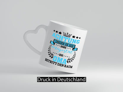 Erheben Sie sich die Oma betritt den Raum Geschenkidee Familie Humor Tasse
