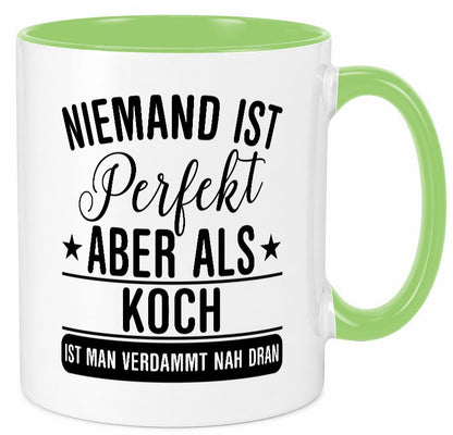 Verdammt nah dran: Koch | Chefkoch Humor Arbeit Kollegen Büro Geschenkidee Tasse