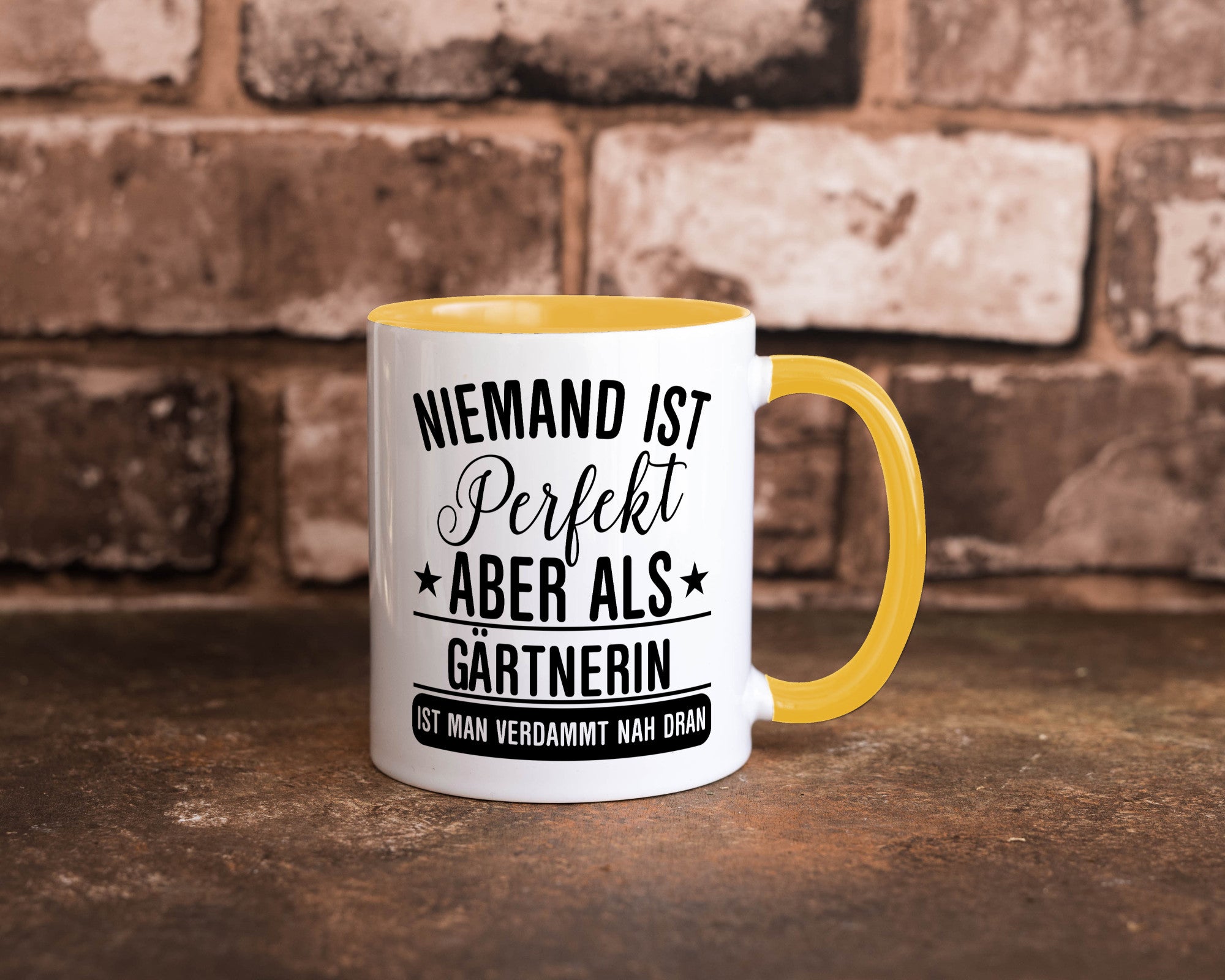 Verdammt nah dran: Gärtnerin | Gartenbau lustig Humor Geschenkidee Geschenk