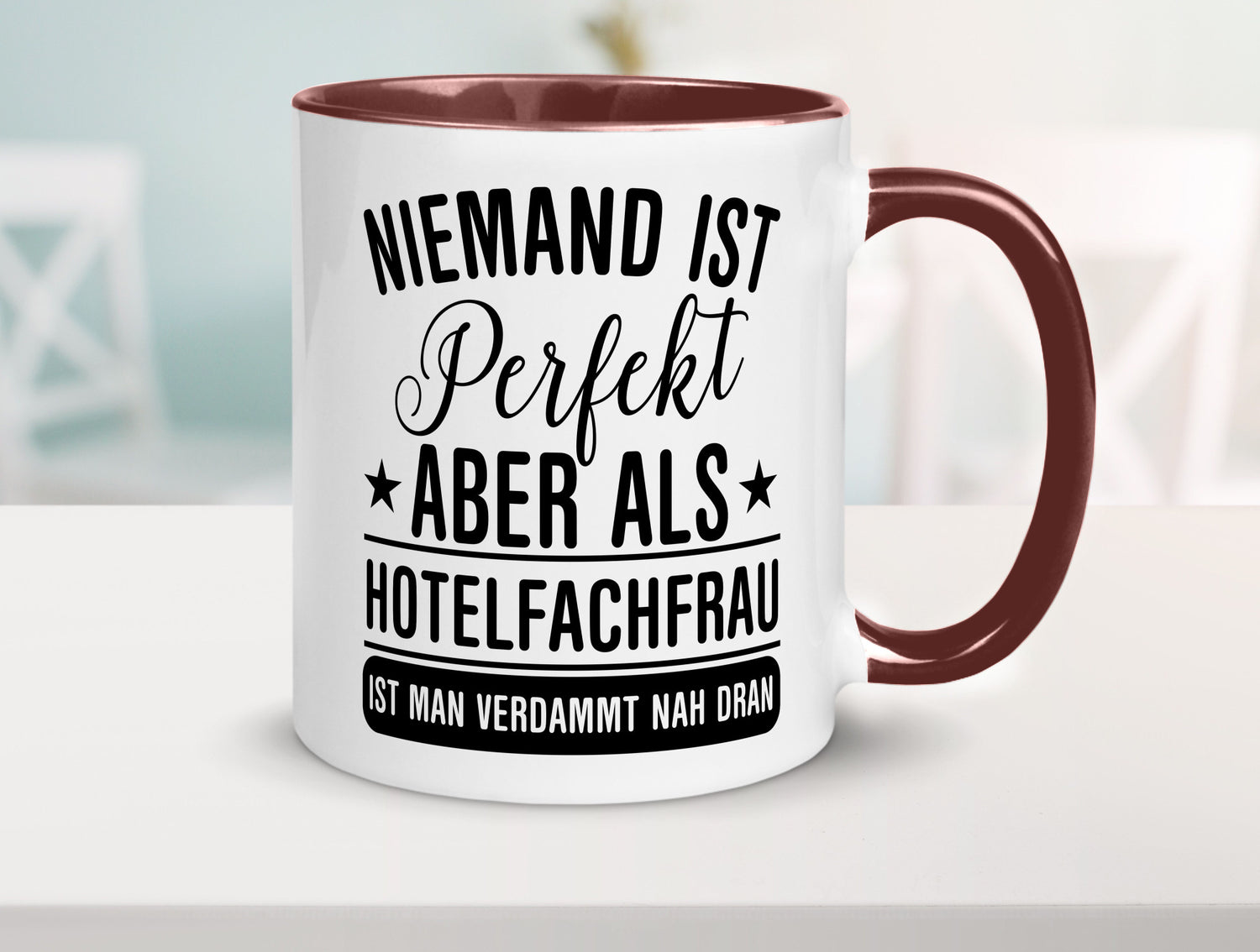 Verdammt nah dran: Hotelfachfrau | Hotel Humor Geschenkidee Tasse