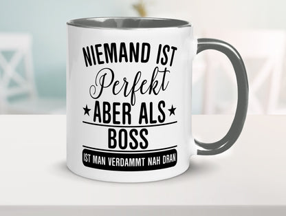 Verdammt nah dran: Boss | Führungskraft Vorgesetzter Humor Geschenkidee Tasse