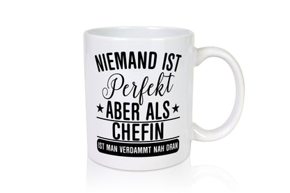 Verdammt nah dran: Chefin | Führungskraft Vorgesetzte lustiger Spruch Geschenk