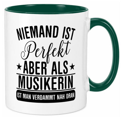 Verdammt nah dran: Musikerin | Musik Musikantin Geschenkidee Humor Tasse