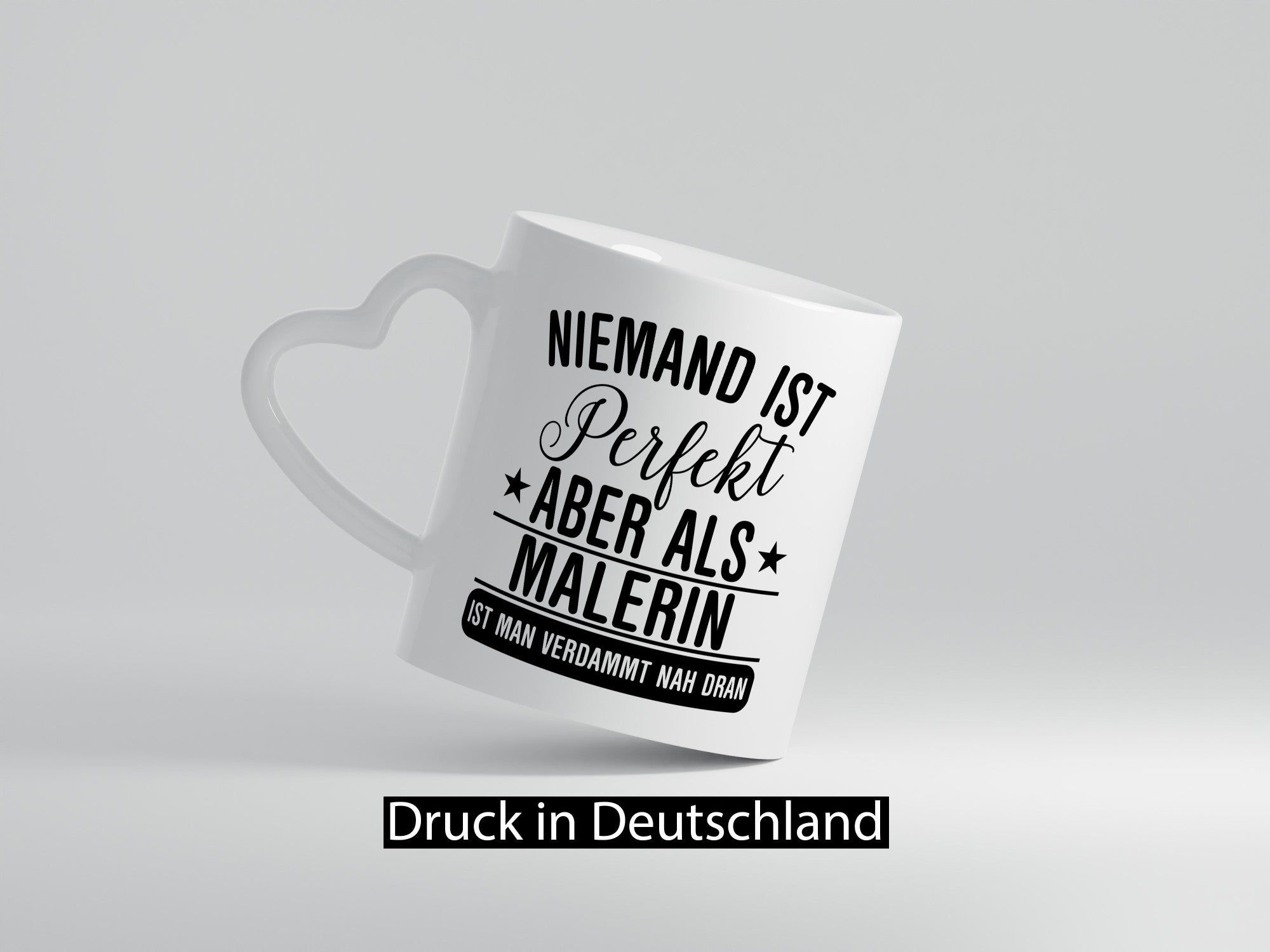 Verdammt nah dran: Malerin | Malerinnen lustig Humor Geschenkidee Geschenk Tasse