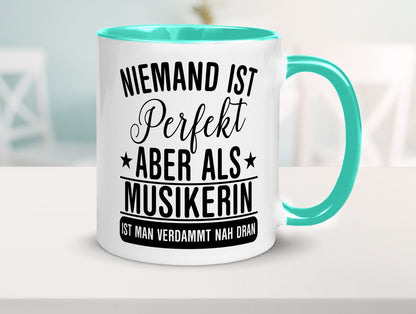 Verdammt nah dran: Musikerin | Musik Musikantin Geschenkidee Humor Tasse